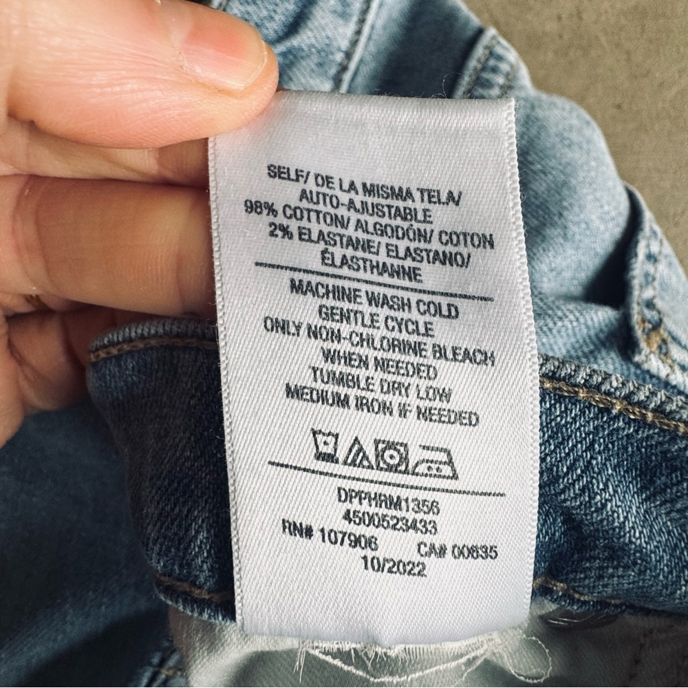 Hudson Jeans Light Wash Distressed Straight Leg Denim with dark hem/cuff/seem 28 - Picture 10 of 13
